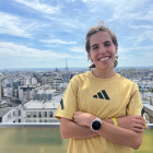 Marta Pérez en París con la Torre Eiffel al fondo.