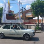 El alcalde de Soria subido en el techo del vehículo.