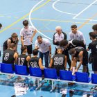 Txus Isabel, que cumplirá su segunda temporada en el CSB masculino, se dirige a sus jugadores en un encuentro.