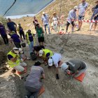 Trabajos en las dos fosas comunes localizadas en Villasayas, este sábado.