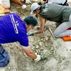 Trabajos en las dos fosas comunes localizadas en Villasayas, este domingo.