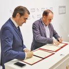 Suárez-Quiñones y Serrano durante la firma del acuerdo.