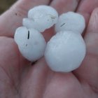 Las tormentas de agosto ya hacen acto de presencia en Soria. El responsable de la estación Meteoclimatic de Duruelo, Agustín Sandoval, captó esta de granizo en su localidad en el atardecer del lunes. Bolas de diámetro superior a una moneda de euro que arrasaron los huertos... pero dan vida al monte.