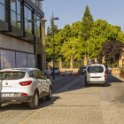 Mariano Granados junto al nuevo edificio con único sentido de circulación