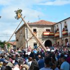 La pingada del mayo de Vinuesa da el pistoletazo de salida a sus fiestas de la Virgen del Pino y San Roque 2024.