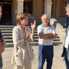 Raúl Pascual, Marta Pérez y Enrique Pascual Oliva dialogan con el alcalde Carlos Martínez Mínguez.