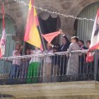 El pañuelo rojo ondea en el balcón del Ayuntamiento de Ágreda para confirmar que habrá festejos taurinos en las fiestas de San Miguel.