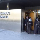 Varias de las clarisas de Belorado junto con su portavoz, José Ceacero, en los juzgados de Burgos.