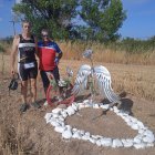 José Luis García en el monumento que recuerda el lugar en el que fue atropellada María García en la carretera de Logroño.