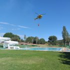 El helicóptero recogiendo agua en la piscina de Navaleno.