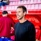 Aitor Calle e el banquillo de Los Pajaritos en el partido de presentación ante la Ponferradina.