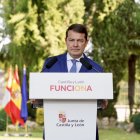 El presidente de la Junta de Castilla y León, Alfonso Fernández Mañueco, en rueda de prensa para analizar temas de actualidad.