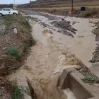 Las tormentas de este lunes dejaron daños visibles en la zona de la Rinconada de Soria, afectando a localidades como Fuentestrún o Castilruiz. Las acequias para la evacuación del agua se vieron desbordadas por las fuertes lluvias y se inundaron tanto campos como caminos agrícolas e incluso zonas de las carreteras. La fuerza del caudal arrastró además tierra y piedras de un tamaño considerable sobre el asfalto, como muestra este vídeo.