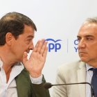 El presidente del PP de Castilla y León, Alfonso Fernández Mañueco, y el vicesecretario de Coordinación Autonómica y Local del PP, Elías Bendodo, clausuran la reunión del Comité Ejecutivo Autonómico del PPCyL.