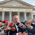 Ángel Ceña en su comparecencia ante los medios frente al Congreso de los Diputados.