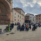 Las motos clásicas pasan frente a la catedral en una edición anterior del encuentro.