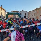 Imagen de la salida de la Marcha en BTT de Pozalmuro que congregó a casi 300 participantes.