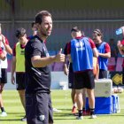 Aitor calle en un entrenamiento al frente del Numancia en la Ciudad Deportiva.