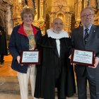 María Jesús Ruiz y Carlos de la Casa, junto a un cofrade.