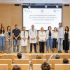 Foto de familia de los nuevos médicos junto a las autoridades sanitarias y políticas tras el acto celebrado ayer en el Hospital.