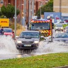 Imágenes de vehículos circulando tras la tormenta del sábado.