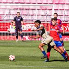 David Sanz en el partido del Numancia ante el Pontevedra en una acción con Dalisson.