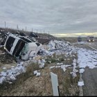 El camión que trasportaba folios volcó tras la colisión.