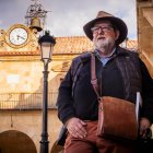 Martín de Marco en la plaza Mayor de Soria con el reloj de la Audiencia de fondo.