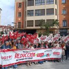 Miembros de UGT y CCOO Soria durante la concentración frente a la sede de FOES.