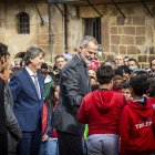 El Monarca saluda a los escolares sorianos a su llegada a la plaza Mayor.