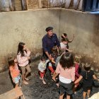 Niños pisando uva en un lagar de Langa.