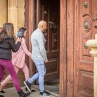 El acusado con su mujer entrando en los juzgados de Soria para la celebración del juicio.