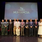 Los galardonados posan con autoridades y representantes de Heraldo Diario de Soria en la gala de los Premios Numancia 2024.