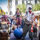 Talleres, demostraciones, teatro de calle y espectáculos animan la ciudad.