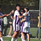 Los jugadores del filial rojillo celebran uno de los goles anotados.