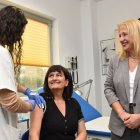 La doctora Elena del Vado recibe la vacuna.