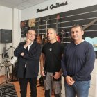 De izda a dcha, Santamaría, Bernal y García en el nuevo negocio Bernal Guitars en las Naves Nido de Soria.