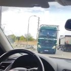 La rotonda del Caballo Blanco de Soria es uno de los puntos clave en el tráfico de la ciudad al regular las principales salidas de la misma. Escenario de numerosos accidentes de tráfico, esta vez no hubo suceso pero sí un buen susto. Un gran trailer se coló en sentido contrario por el carril interior, obligando a otros camiones y a varios coches a apartarse para evitar el choque entre vehículos.