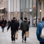 Archivo - Jóvenes sujetan bolsas con compras durante la campaña de Navidad de 2023.