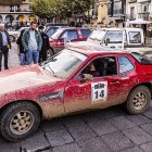 Uno de los vehículos de la Spain Classic Raid en la plaza Mayor.