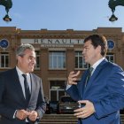 Alfonso Fernández Mañueco junto a Josep María Recasens, director general de Renault España y director País Iberia del grupo.