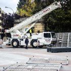 Operarios trabajando esta mañana en el montaje del árbol navideño.