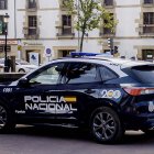 Vehículo de la Policía Nacional en el centro de la ciudad.