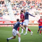 Jony pugna con Morcillo en un lance del juego ante el Marino de Luanco