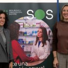 María Engracia Pérez (i) e Isabel Blanco presentan la campaña Farmacia Punto SOS.