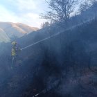 Un bombero de la BRIF de Lubia en una intervención.