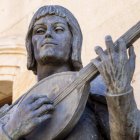 Estatua en la Diputación de Soria del Juglar del Cid.