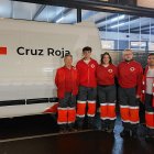 Voluntarios de Cruz Roja Soria junto a uno de los vehículos desplazados.