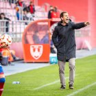 Aitor Calle da indicaciones a sus jugadores en el encuentro ante el Marino en Los Pajaritos.