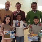 Los ganadores del concurso 'dibujos del agua' posan con sus obras.